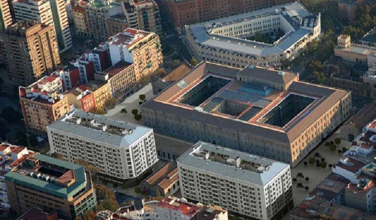 Vista aérea del complejo de Tabacalera y los edificios de viviendas en la parte trasera