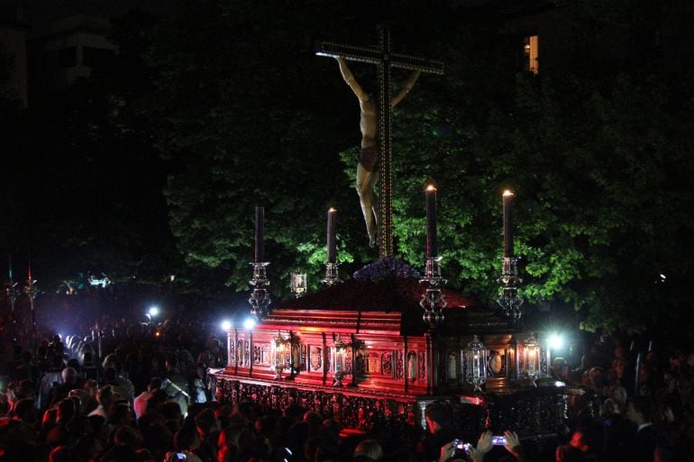 El Cristo de la Misericordia procesionando a la altura de Plaza Nueva