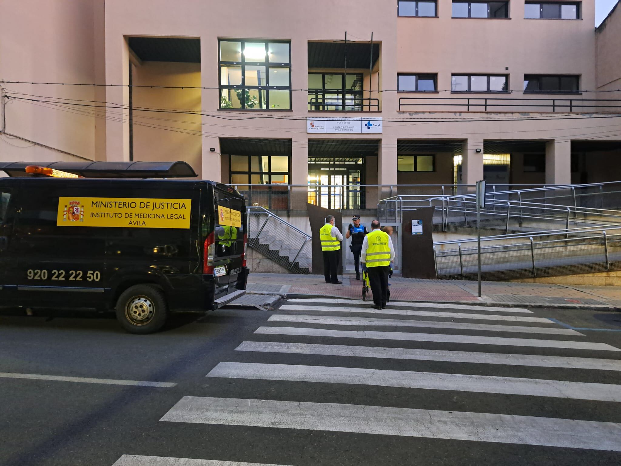 Furgón de la Policía Nacional accediendo al ambulatorio./Ser Ávila