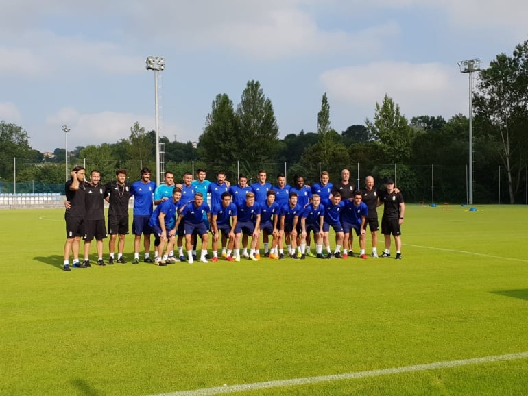 Foto de familia de inicio de pretemporada del Real Oviedo en El Requexón.