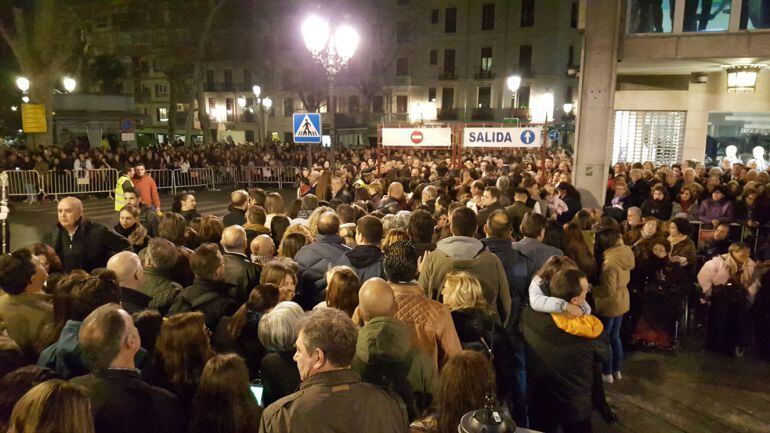 Aglomeraciones en los pasillos de la Carrera Oficial de la Semana Santa de Granada en la confluencia de la calle Ganivet con la plaza de Mariana Pineda