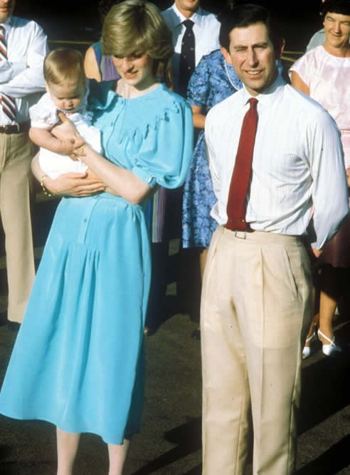 El príncipe Carlos y la princesa Diana con William recién nacido a su llegada a Alice Springs en 1983