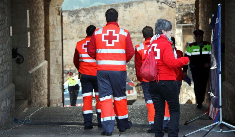 Equips de la Creu Roja al parador de Tortosa.