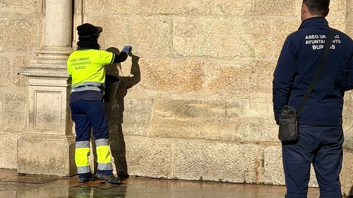 Una pintada con las letras 'Vox' daña el Arco de Santa María de Burgos, declarado Bien de Interés Cultural