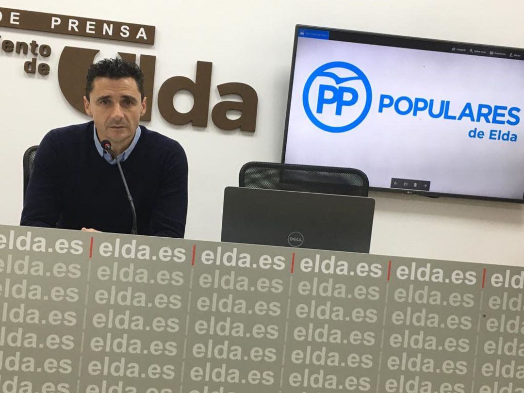 Alberto García, edil del PP de Elda en rueda de prensa