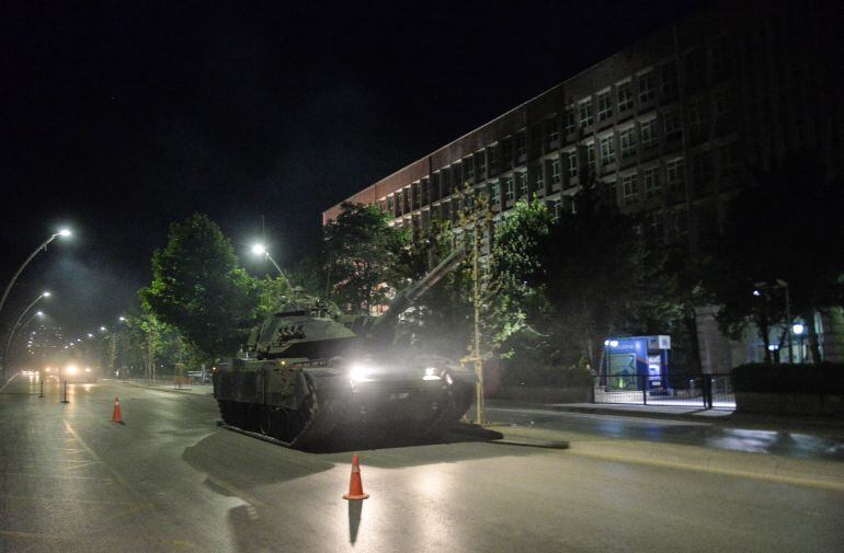 Un tanque pasa frente a un edificio oficial en Ankara