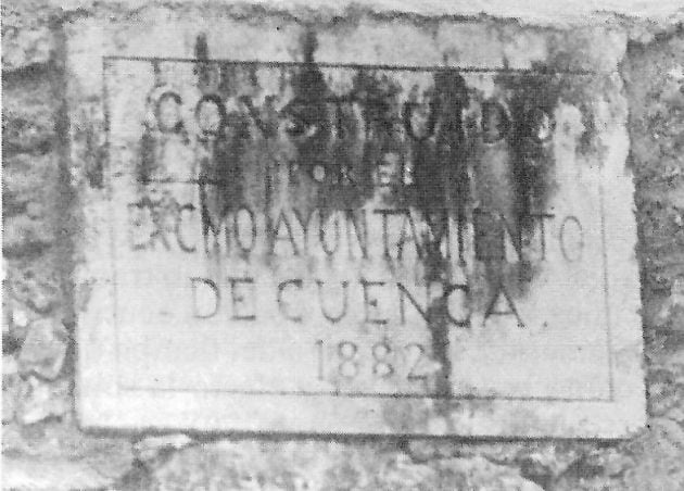 Placa sobre el puente.