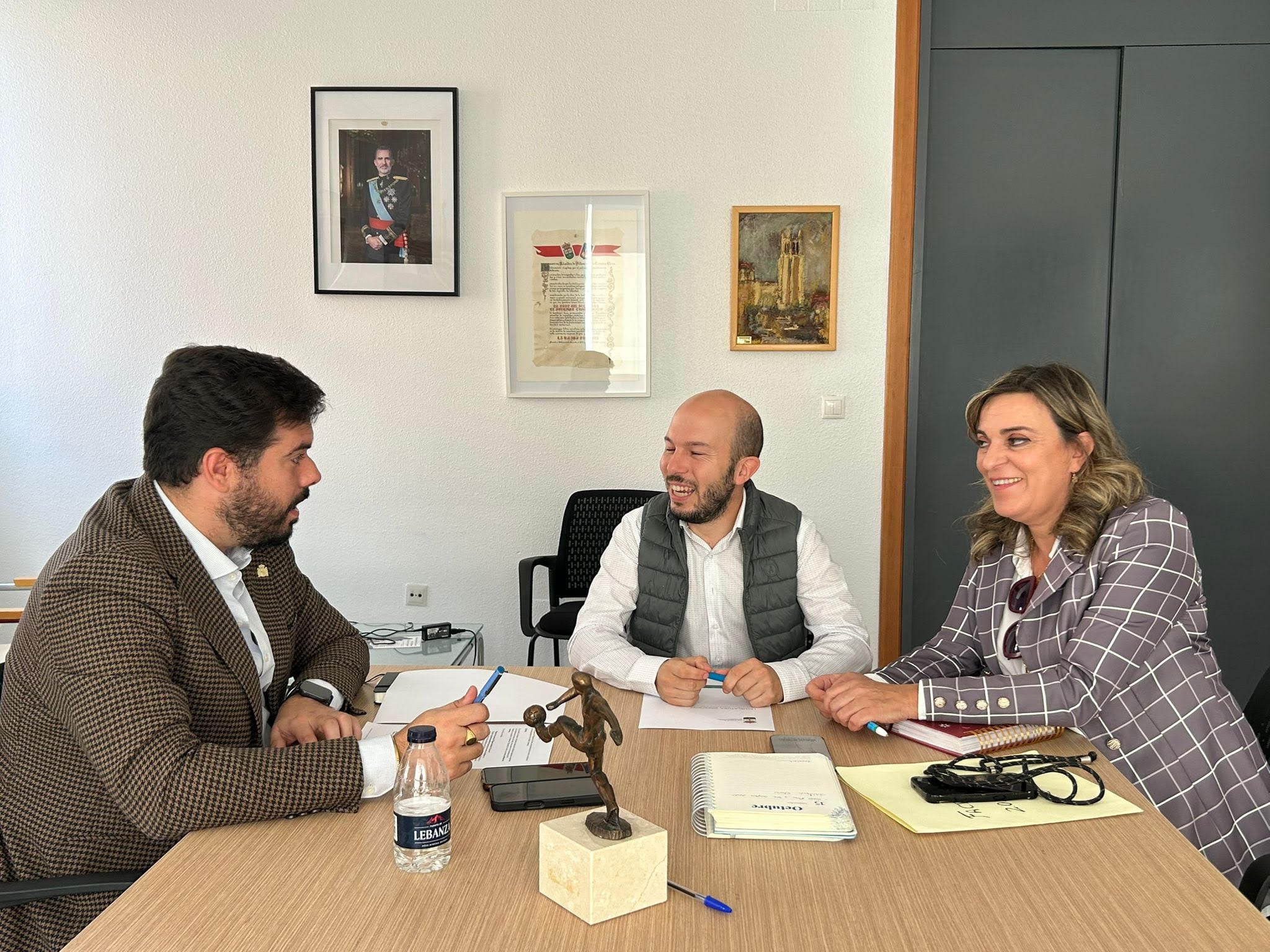 Reunión del alcalde y de la teniente de alcalde de Villamuriel con el subdelegado del Gobierno