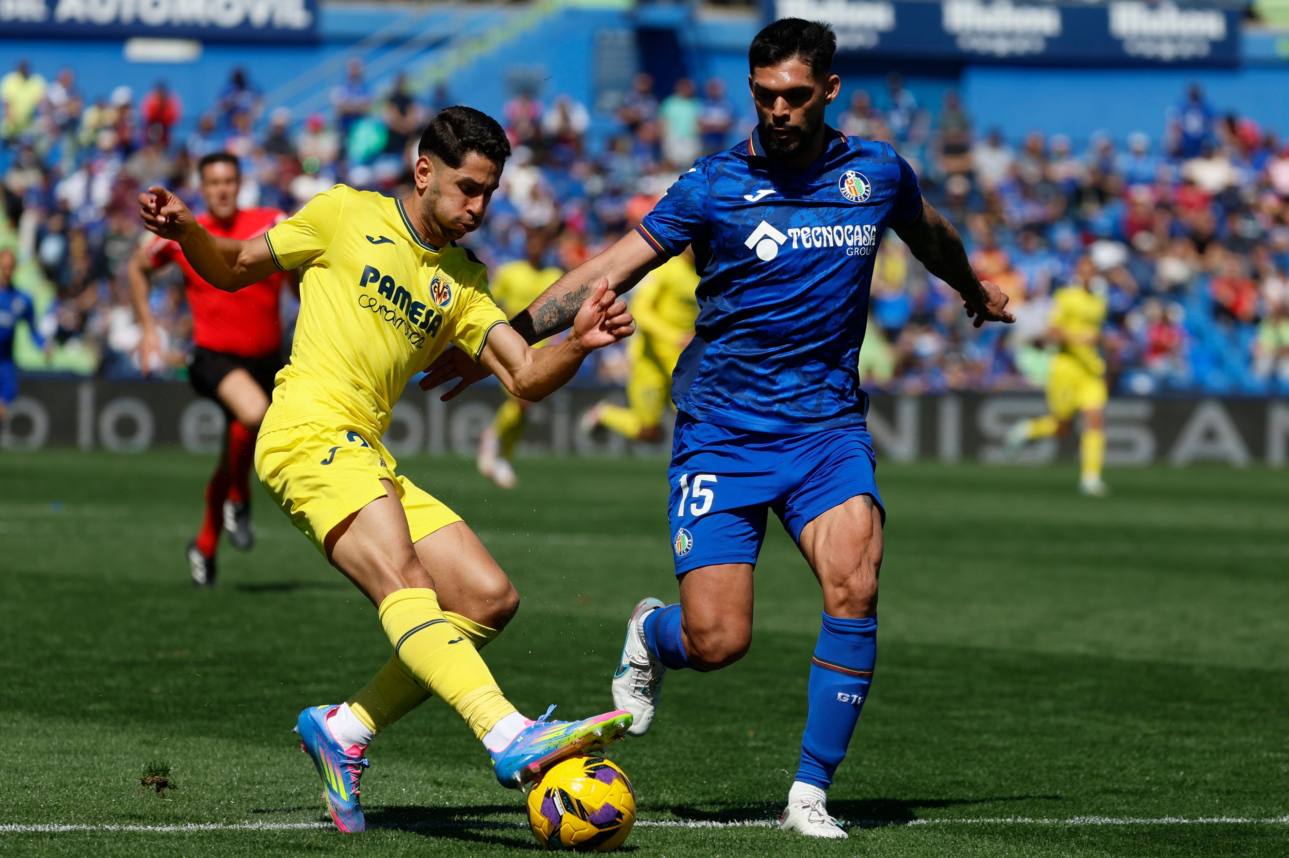 GETAFE (C.A. DE MADRID), 30/03/2025.- El defensa del GEtafe Omar Alderete (d) y Sergi Cardona, defensa del Villarreal durante el partido de la jornada 29 de LaLiga disputado este domingo entre el Getafe y el Villarreal en el estadio Coliseum. EFE/Mariscal
