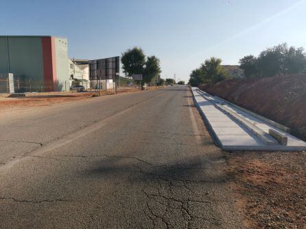 Obras de la nueva acera entre la Puerta de Castro y Santa Ana