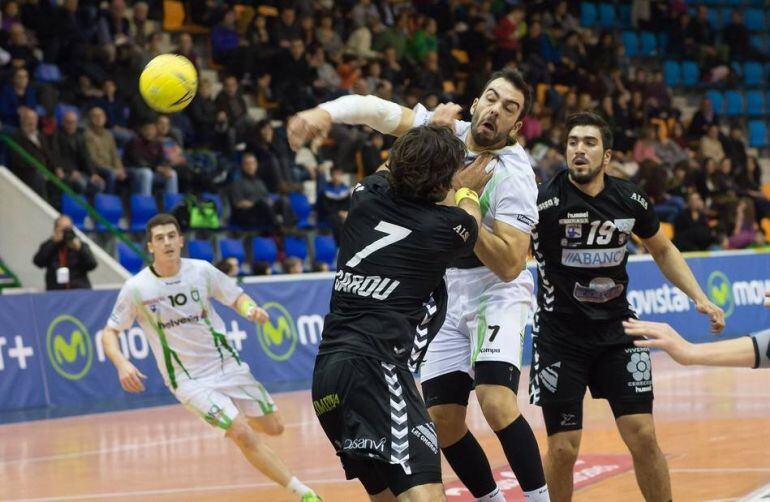 Costoya lanza por encima de Carou