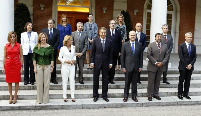 Zapatero posa con los miembros de su gabinete, en la primera foto de familia del nuevo Ejecutivo tras la salida de Alfredo Pérez Rubalcaba