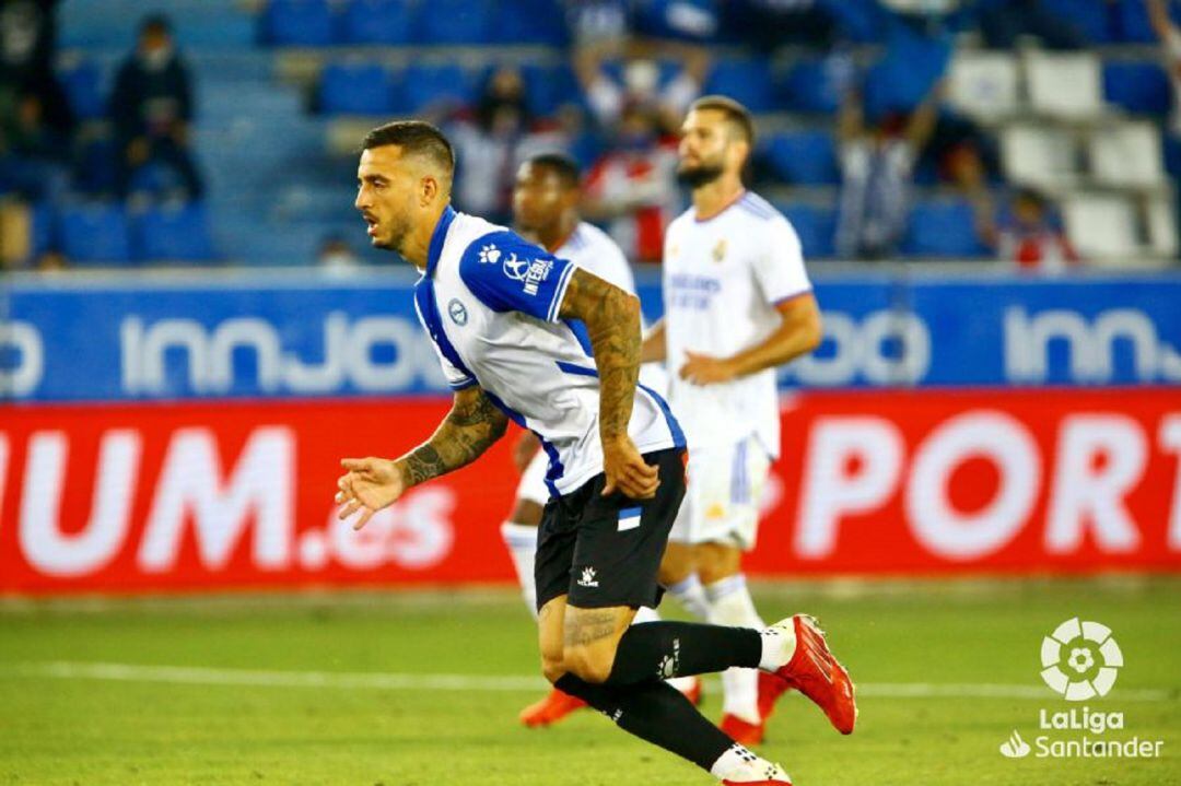 Joselu marcó el primer gol de la temporada para el Deportivo Alavés.