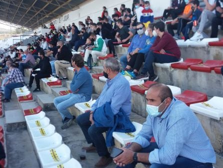 Vista más cercana de la tribuna principal, con la masiva presencia de aficionados, guardando las medidas de distanciamiento