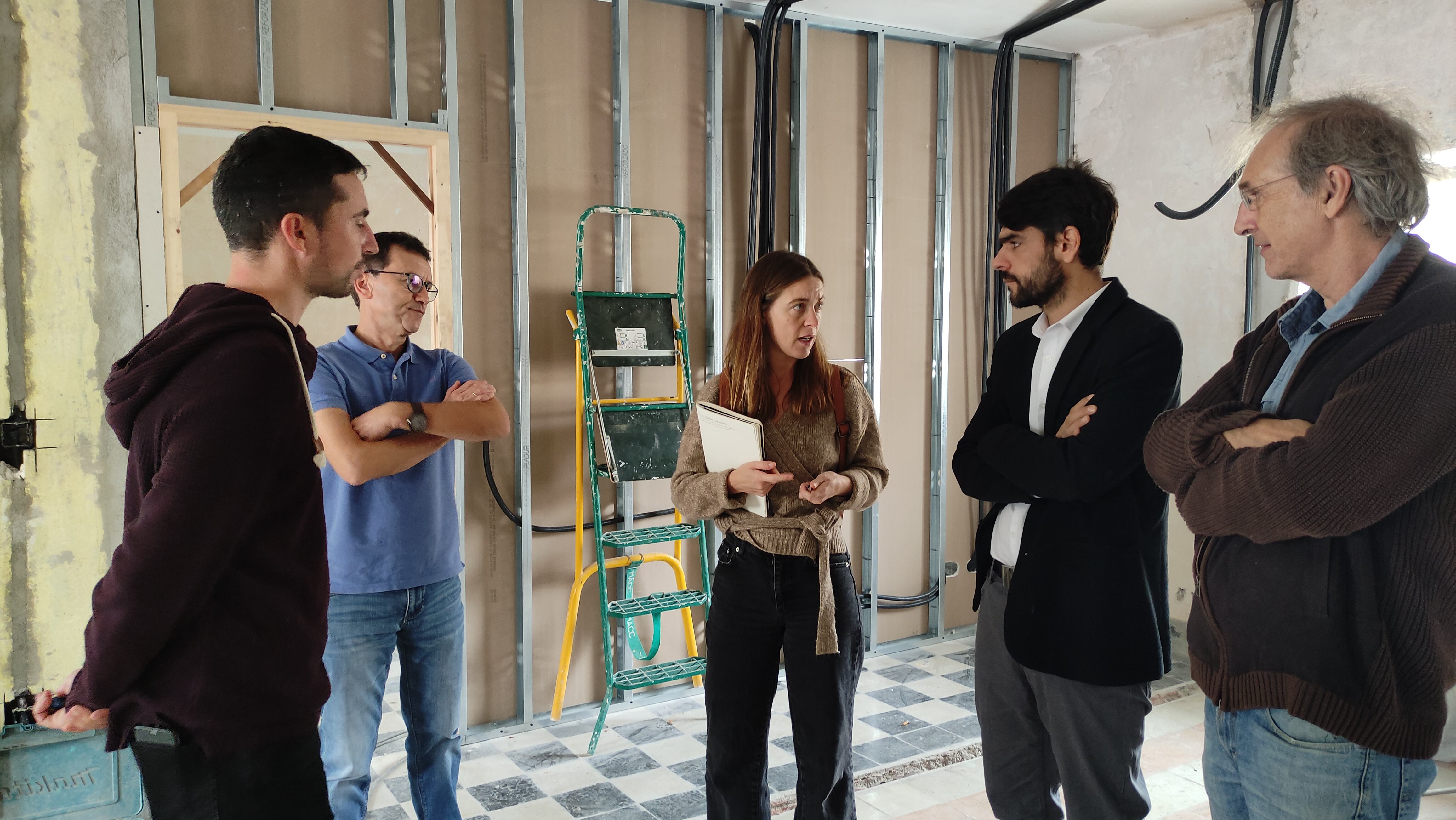 Reina visitó el edificio junto a técnicos