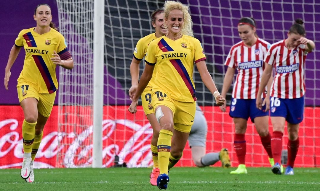 Las jugadoras del Barcelona celebran el gol de la victoria ante el Atlético de Madrid.