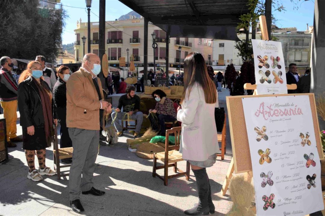 El alcalde Pascual Lucas visitando los diferentes stands del mercadillo 