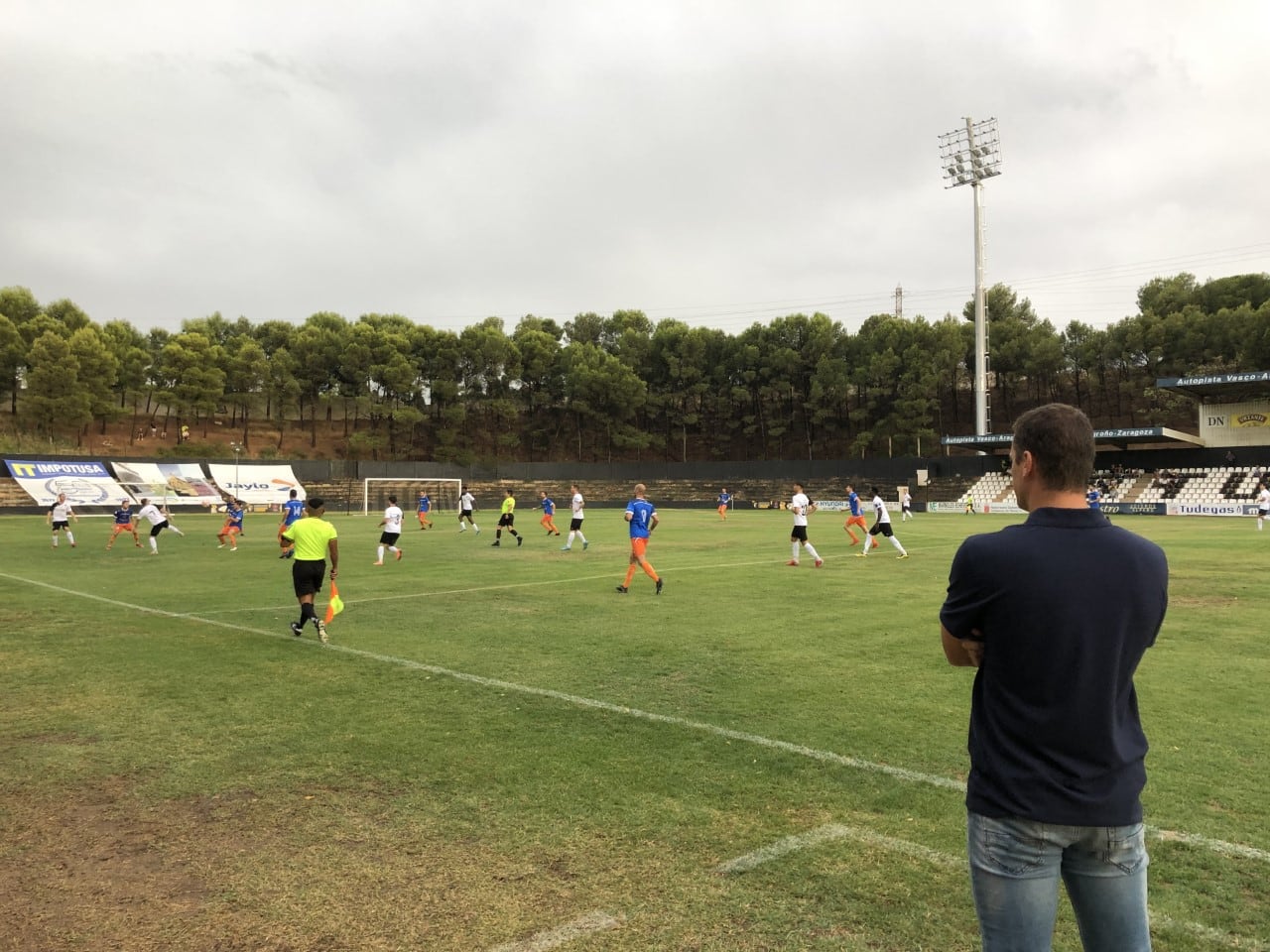 El entrenador del Tudelano, Oriol Riera, siguiendo el encuentro