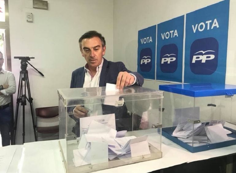 Luis María Beamonte, ejerciendo su voto en las Primarias