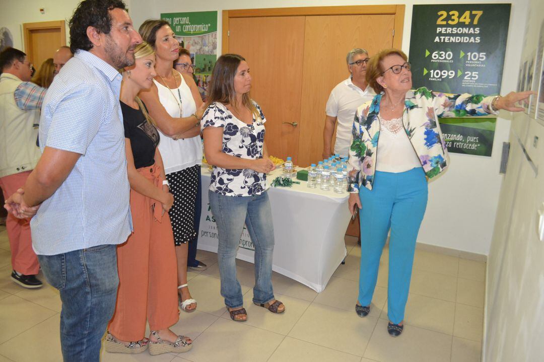 María Luisa Escribano muestra la exposición.