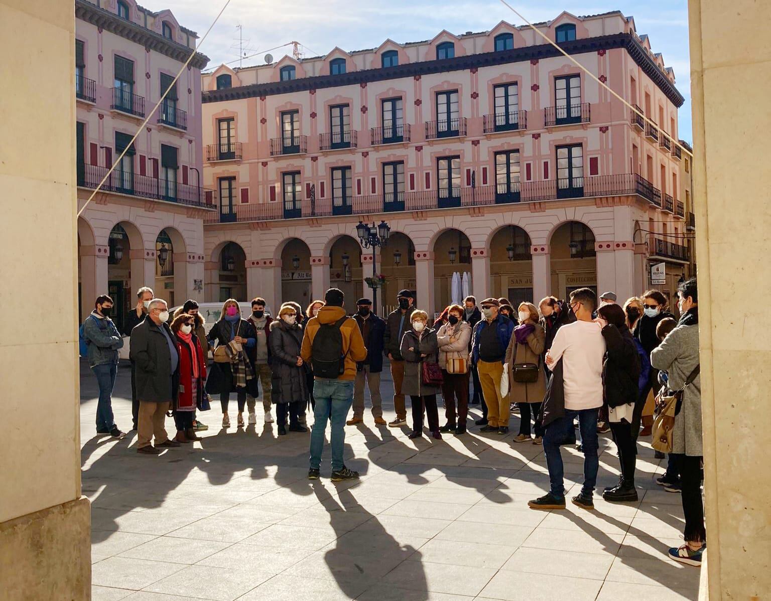 Turistas en Huesca en el pasado puente de San Valero