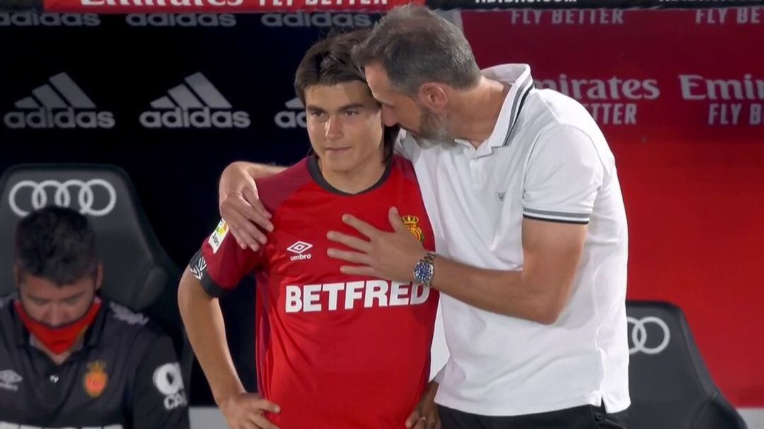 Vicente Moreno da instrucciones a Luka Romero antes de debutar contra el Real Madrid.