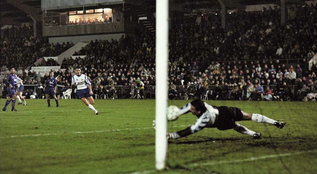 Buyo intenta detener un balón en el partido ante el Odense en 1994.