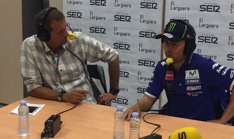 Manu Carreño charla con Jorge Lorenzo en el circuito de Motorland