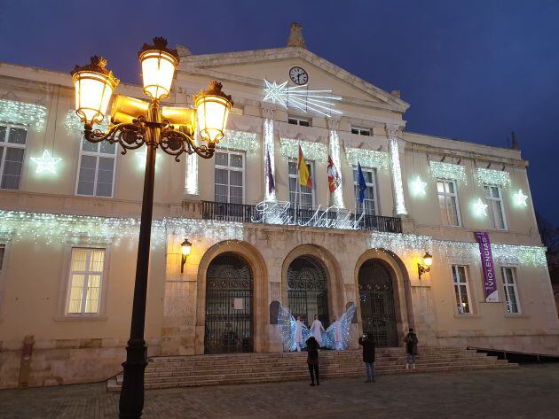 El Ayuntamiento de la capital palentina ya luce iluminado