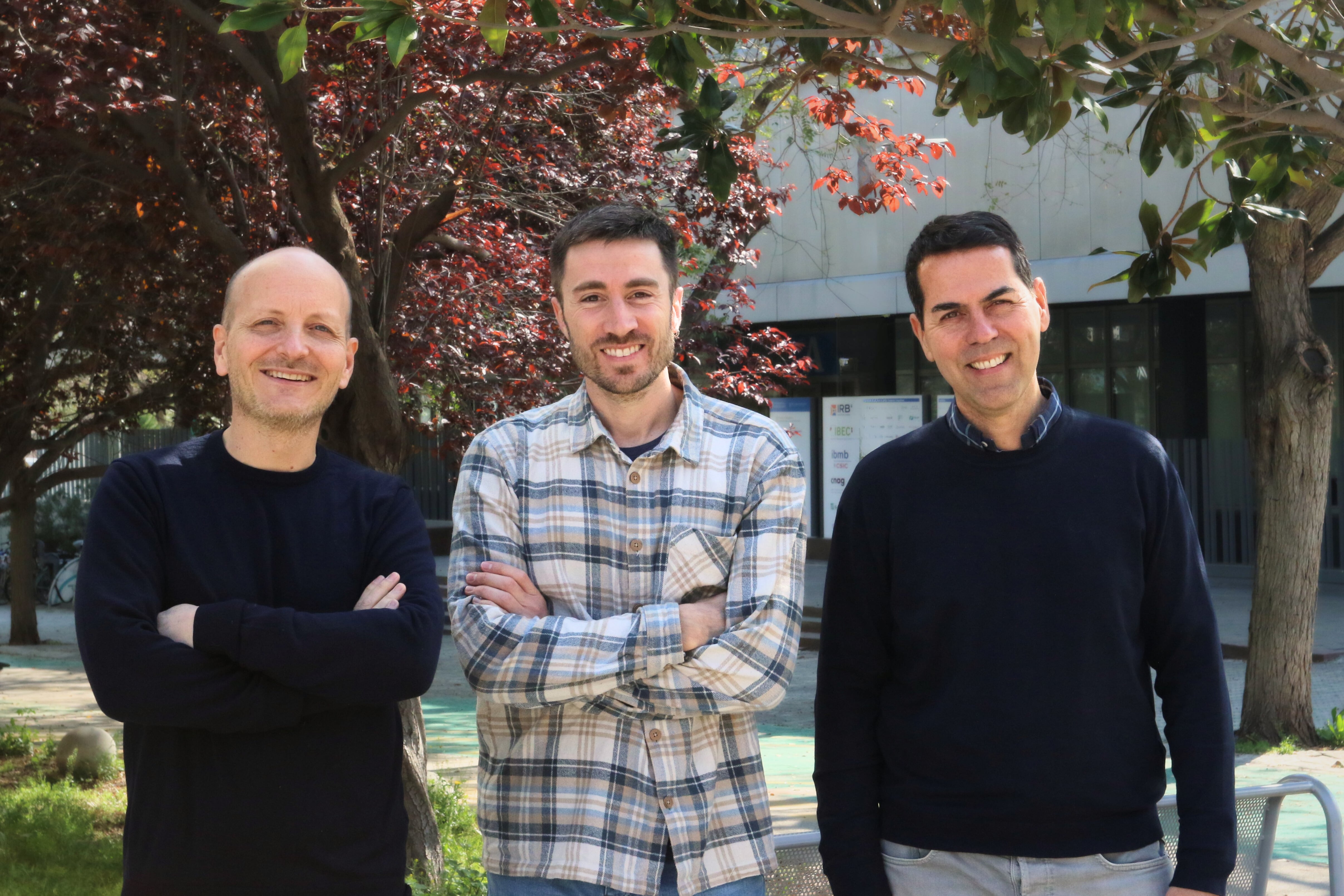 De izquierda a derecha: Xavier Trepat, Pau Guillamat y Marino Arroyo. Xavier Trepat es profesor de investigación ICREA  en el IBEC, líder del grupo de Dinámica Integrativa 
de Células y Tejidos y colíder del estudio. Pau Guillamat es investigador en el grupo de Dinámica Integrativa de Células y Tejidos  del IBEC, y primer autor del estudio. Marino Arroyo es catedrático del Departamento de Ingeniería Civil y Ambiental de la Universitat Politècnica de Catalunya (UPC) y colíder del estudio.