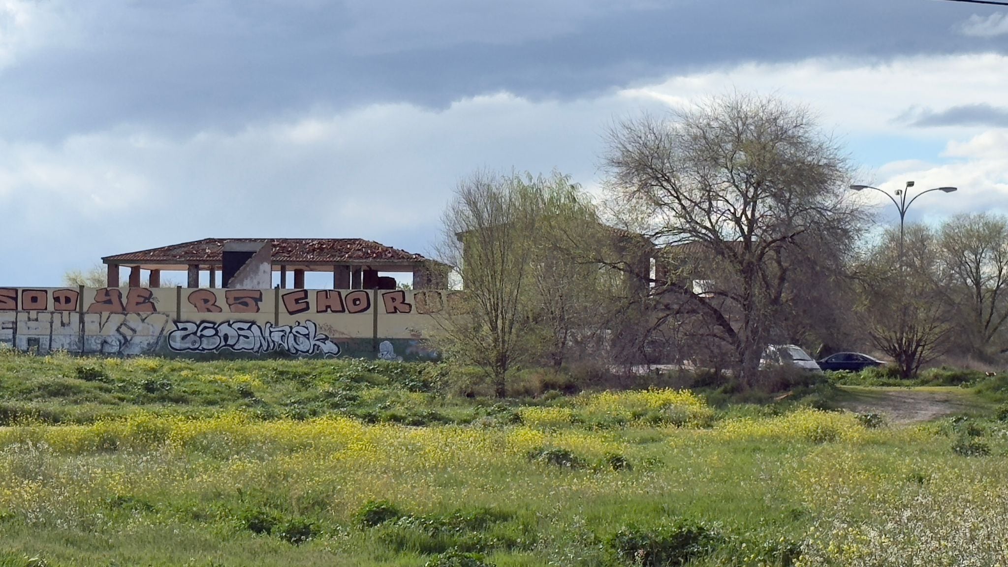 Imagen del estado del antiguo centro de ocio del recinto ferial de La Peraleda en Toledo donde malviven varias familias