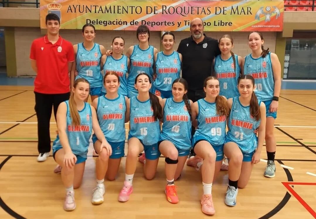 Foto de familia del Junior Femenino CB Almería.