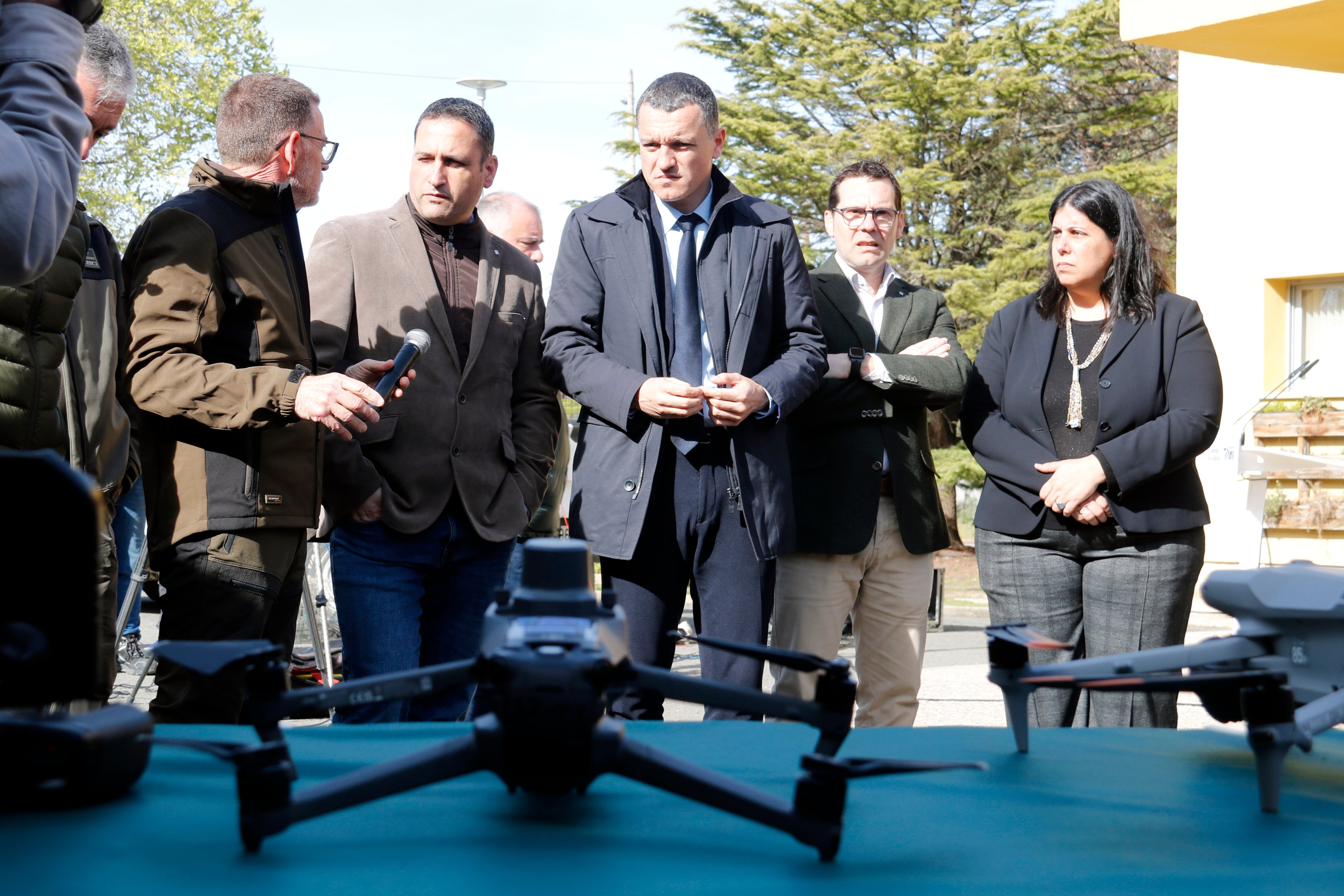 El conseller Òscar Ordeig amb els tècnics i els equips de control de la fauna cinegètica. Foto: ACN.