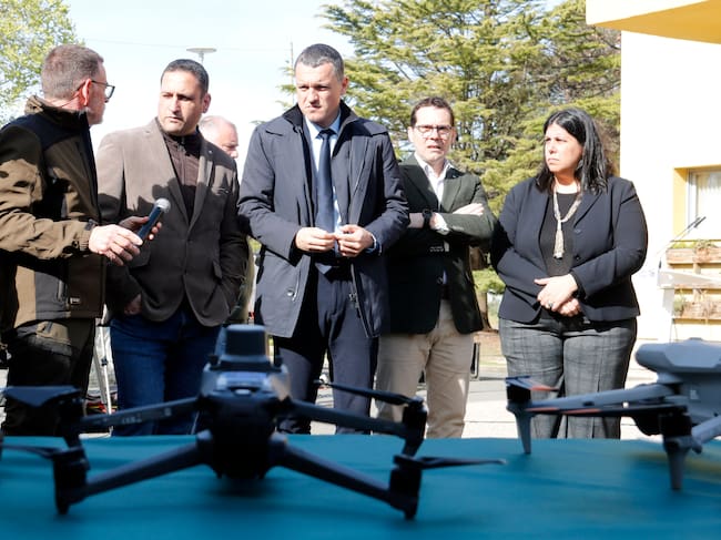 El conseller Òscar Ordeig amb els tècnics i els equips de control de la fauna cinegètica. Foto: ACN.