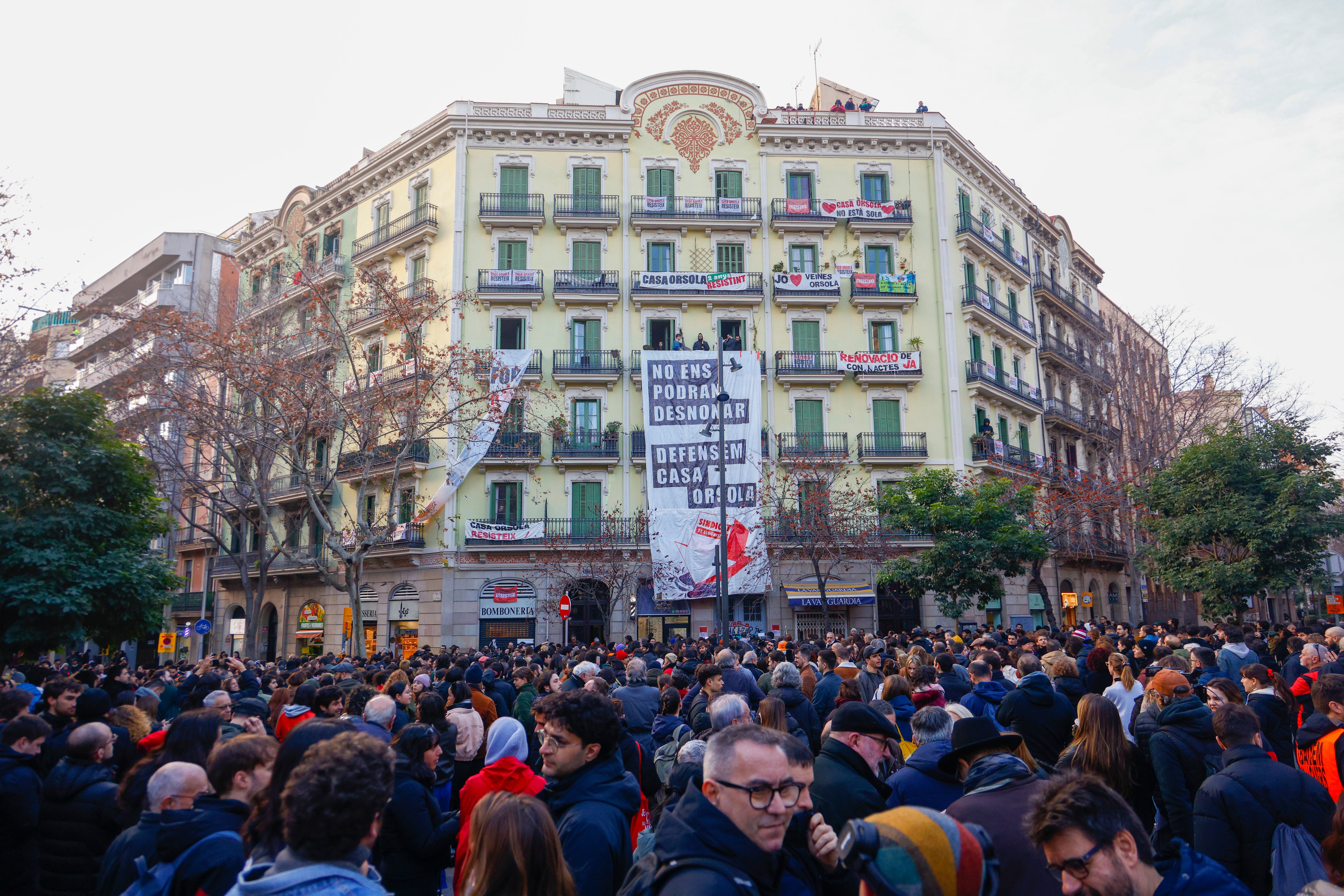 Cientos de vecinos y activistas se concentran frente a la Casa Orsola.EFE/ Quique García