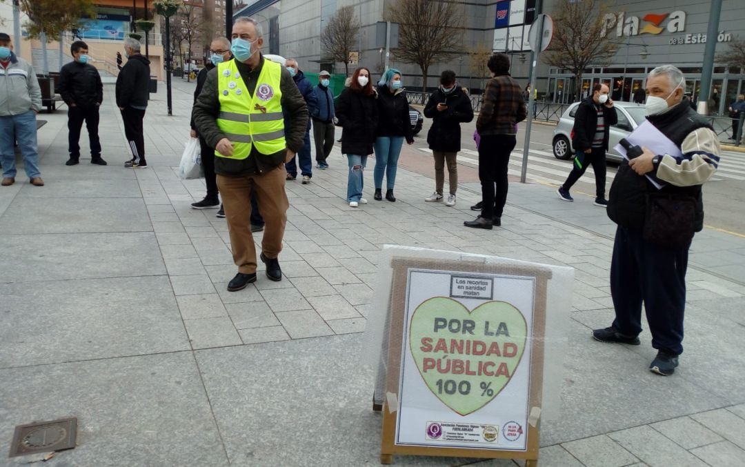 La manifestación quiere poner en valor la necesidad de cubrir los servicios sanitarios con medios públicos