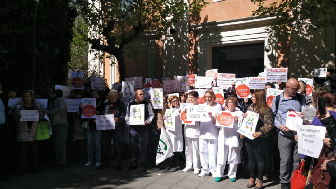 Protesta a las puertas del Hospital Provincial de Zaragoza