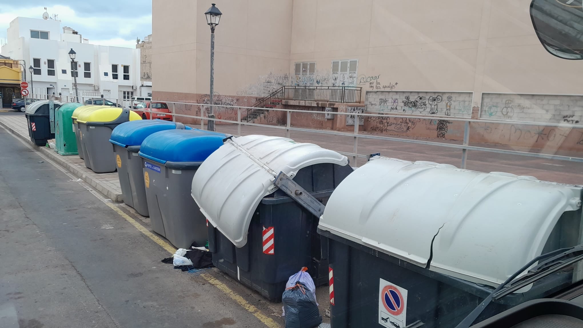 Contenedores de recogida de residuos en Arrecife, capital de Lanzarote.