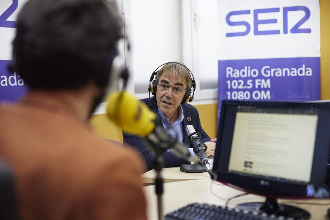 El director del Instituto de Asttrofísica de Andalucía (IAA-CSIC), Antxón Alberdi, en Radio Granada, siendo entrevistado por Enrique Árbol