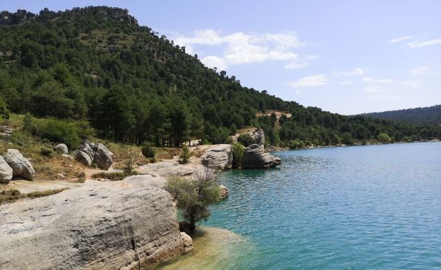 Las orillas del embalse crean distintos lugares para el baño en verano.