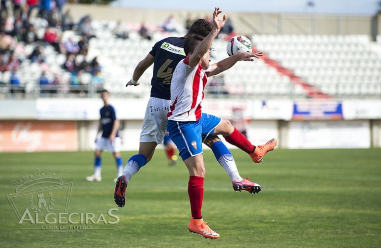 Javi Medina pugna con un rival.
