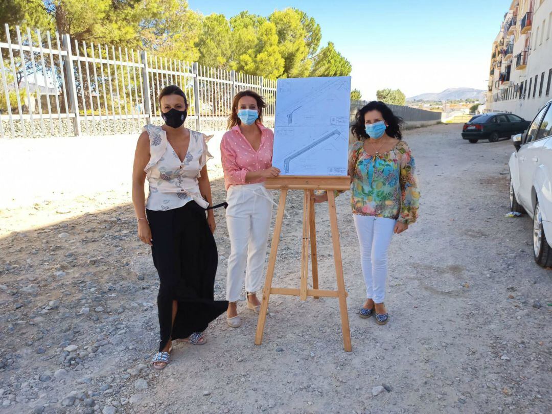 La alcaldesa de Ronda, Mª Paz Fernández, junto a la segunda teniente de Alcalde, Josefa Valle y la delegada municipal de Obras, Concha Muñoz.