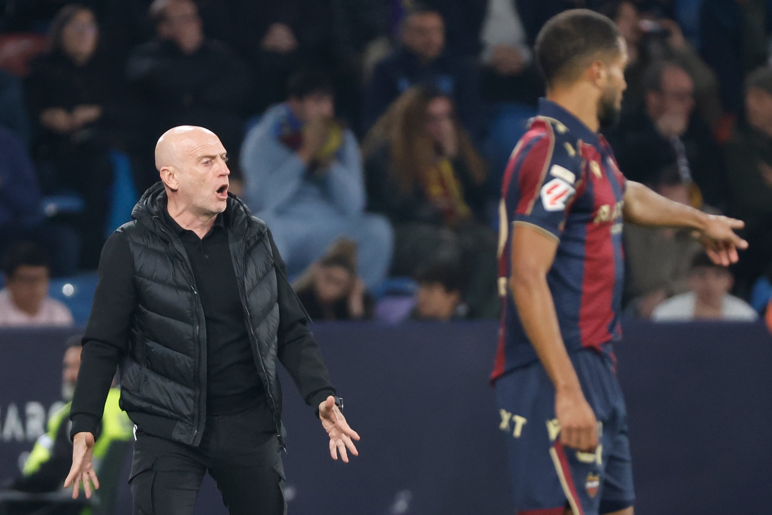 VALENCIA, 29/11/2025.- El entrenador del Levante, Julián Calero, durante el partido de LaLiga que Levante UD y Athletic Club disputan este sábado en el estadio Ciutat de Valencia. EFE/Ana Escobar
