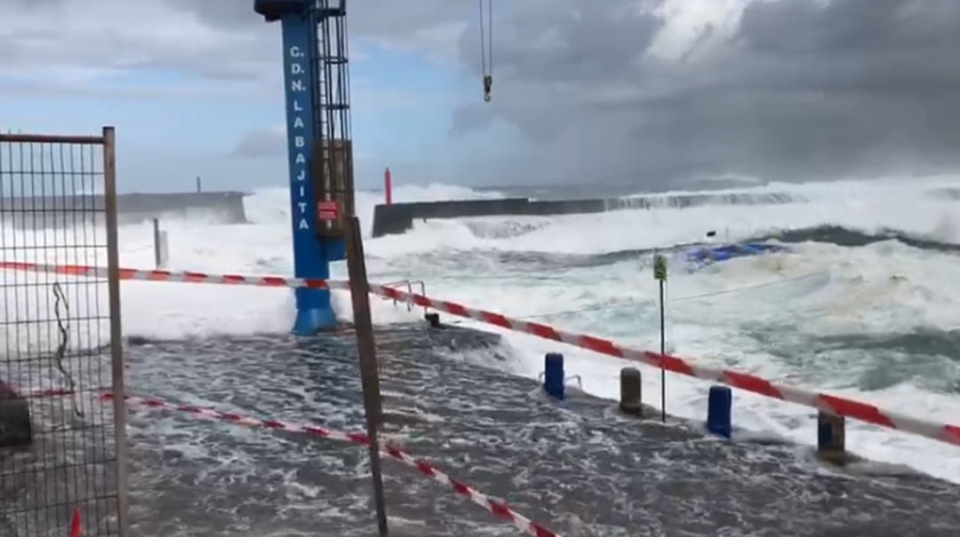 El muelle del Puerto de la Cruz se ha sumergido bajo la inmensidad del mar que azota con fuerza la costa norte de Canarias