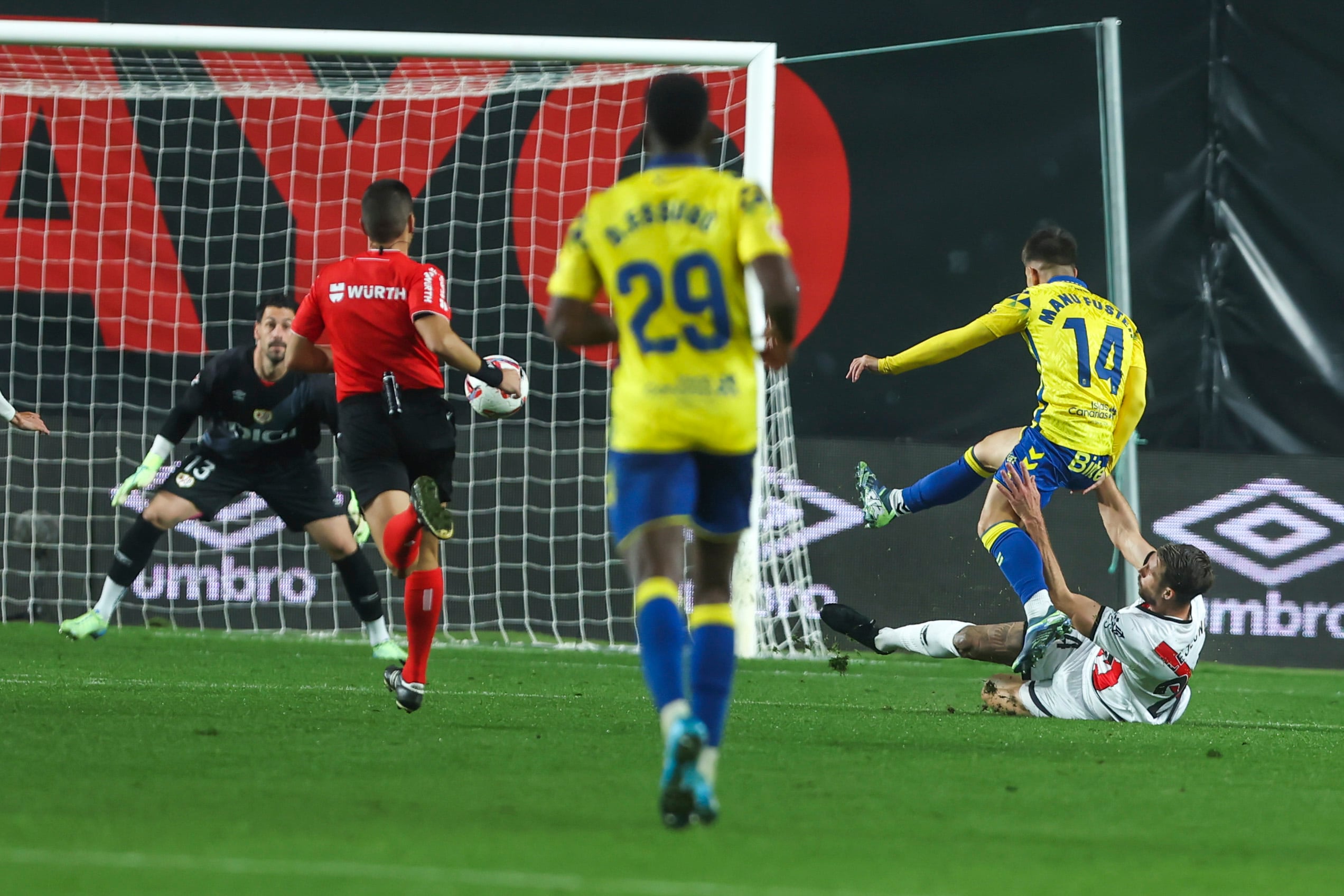 MADRID, 08/11/2024.- El extremo de la UD Las Palmas Manu Fuster (2d) chuta para anotar el tercer gol de su equipo durante el partido de LaLiga que Rayo Vallecano y UD Las Palmas disputan este viernes en el Nuevo Estadio de Vallecas. EFE/Kiko Huesca
