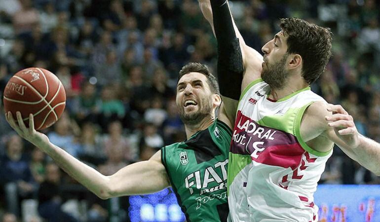 Vidal entra a canasta ante la defensa de Shengelia