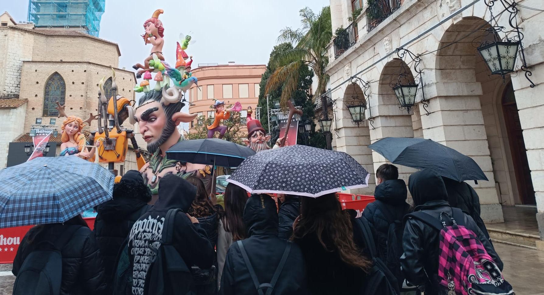 Falla del Mercat de Gandia, con lluvia, en la edición de 2025