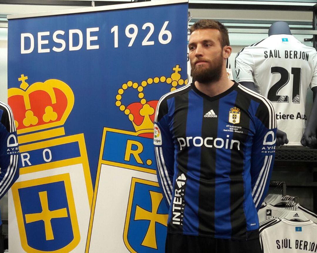 Michu posa con la camiseta del 91 aniversario en la tienda oficial del Real Oviedo.