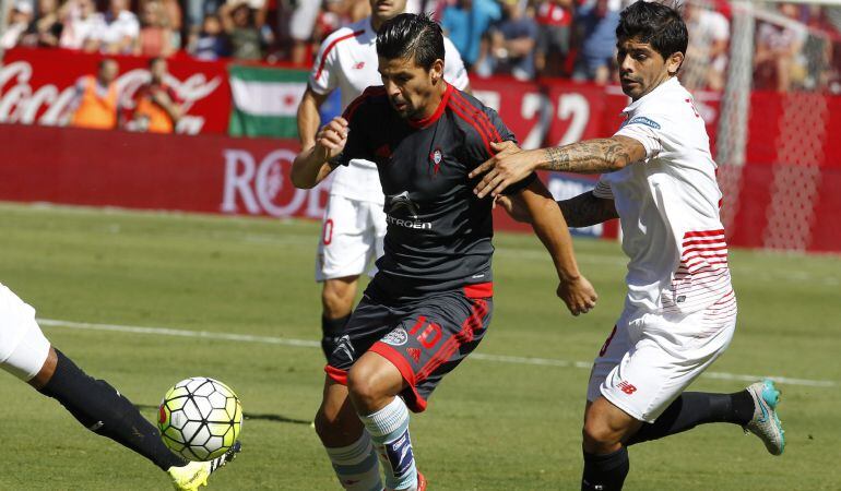 GRA125 SEVILLA 20 /09/2015.-Nolito,iz., del Celta y Banega del Sevilla , durante el encuentro de la cuarta jornada de Liga en Primera División que el Sevilla y el Celta de Vigo disputan hoy en el estadio Sánchez Pizjuan . EFE/Jose Manuel Vidal