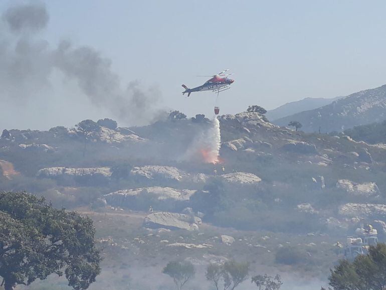 Un helicóptero del Infoca trabaja en las tareas de extinción 